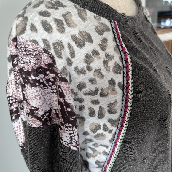 BiBi distressed sweatshirt with animal print, size S - Picture 5 of 9